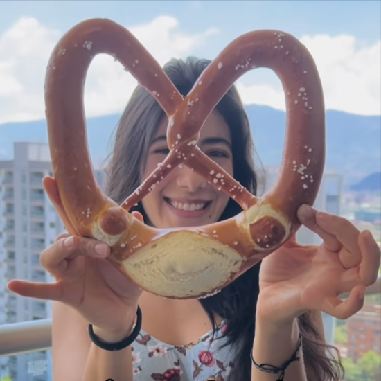 Bretzel Gigante - Bretzel de la Fiesta de Octubre 300g - DEGEN Panadería Alemana